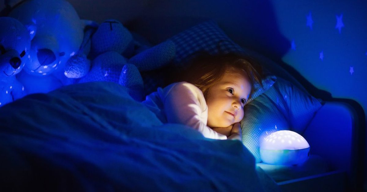 La importancia del color de luz para dormir bebés: guía completa